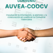 Imagen del convenio de colaboración entre AUVEA y el Colegio de Ópticos-Optometristas de la Comunitat Valenciana, representado por un apretón de manos sobre un fondo de optotipos visuales y los logotipos de ambas entidades.